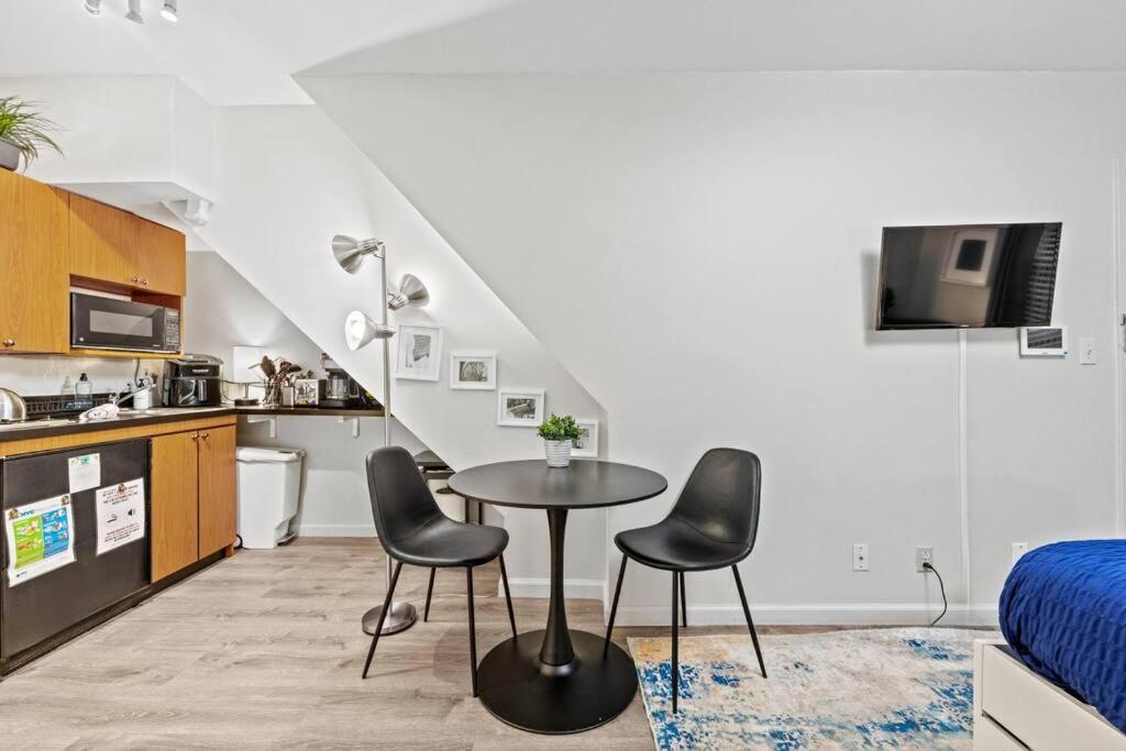 Great Walkable Apt!